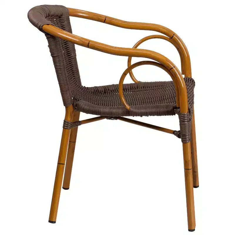 Sedia impilabile da esterni in rattan Merrick Lane serie Esna con telaio in alluminio effetto bambù e braccioli integrati