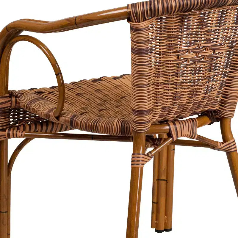 Sedia impilabile da esterni in rattan Merrick Lane serie Esna con telaio in alluminio effetto bambù e braccioli integrati