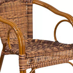 Sedia impilabile da esterni in rattan Merrick Lane serie Esna con telaio in alluminio effetto bambù e braccioli integrati