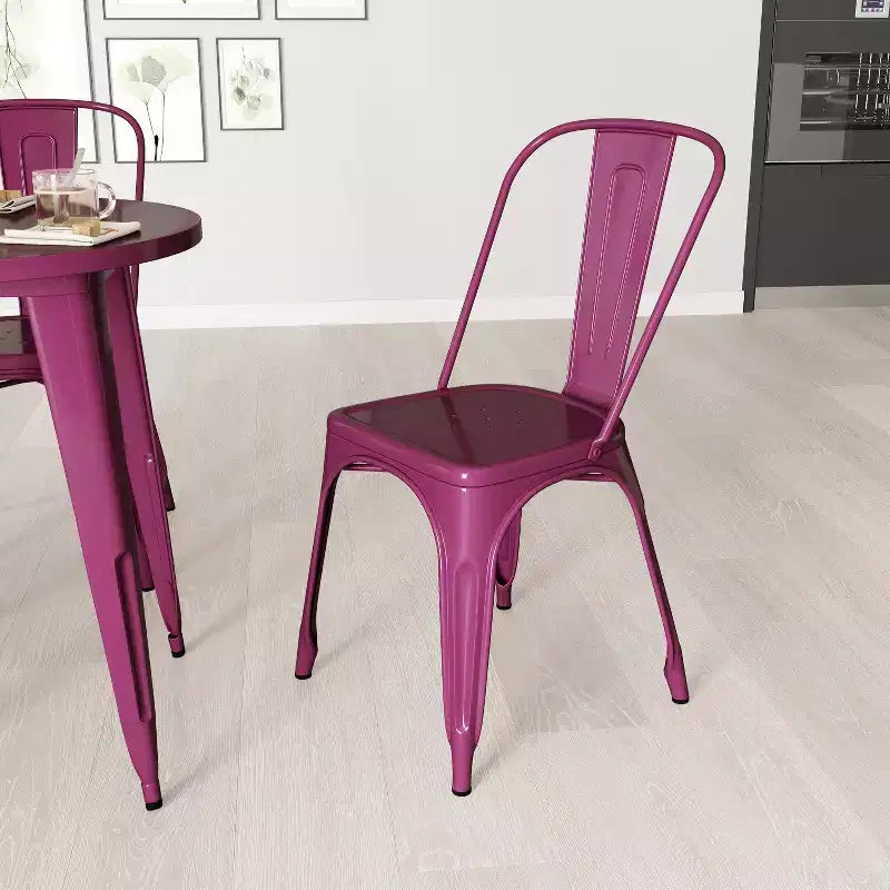 Sedia da pranzo impilabile Merrick Lane Wells per interni/esterni in metallo con schienale a doghe singole e finitura verniciata a polvere
