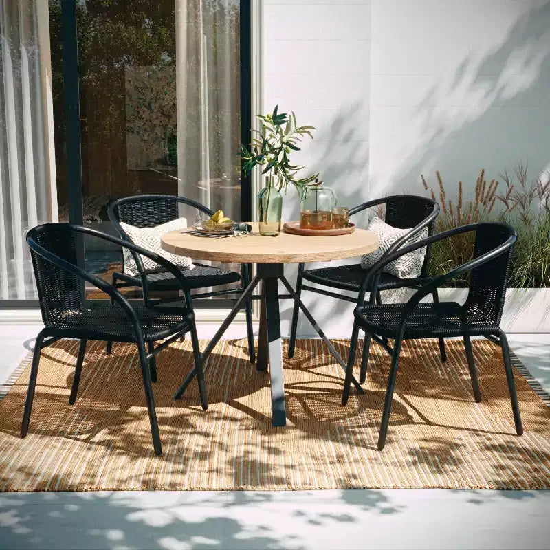 Sedia impilabile da ristorante Emma and Oliver 4 Pack in Rattan per interni ed esterni con schienale curvo