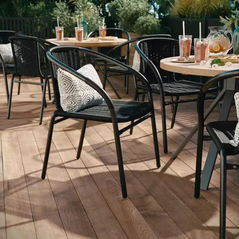 Sedia impilabile da ristorante Emma and Oliver 4 Pack in Rattan per interni ed esterni con schienale curvo