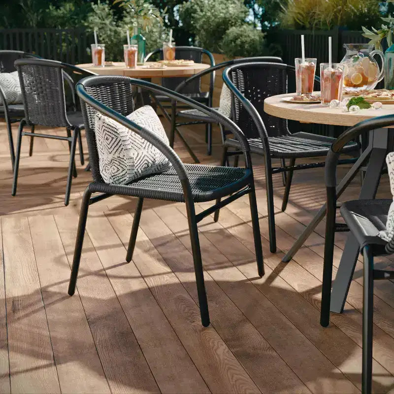 Sedia impilabile da ristorante Emma and Oliver 4 Pack in Rattan per interni ed esterni con schienale curvo