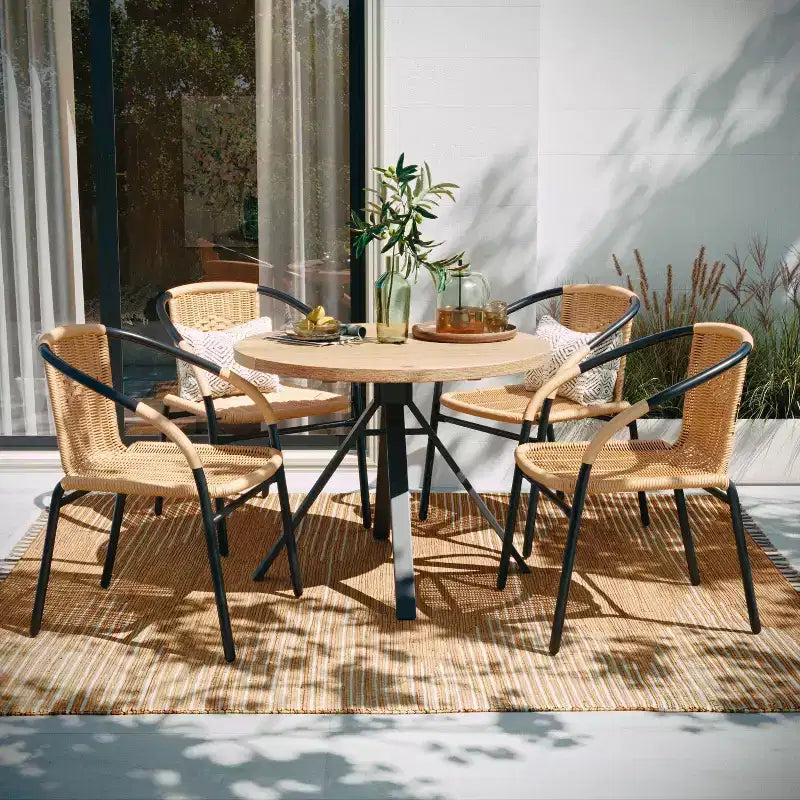Sedia impilabile da ristorante Emma and Oliver 4 Pack in Rattan per interni ed esterni con schienale curvo