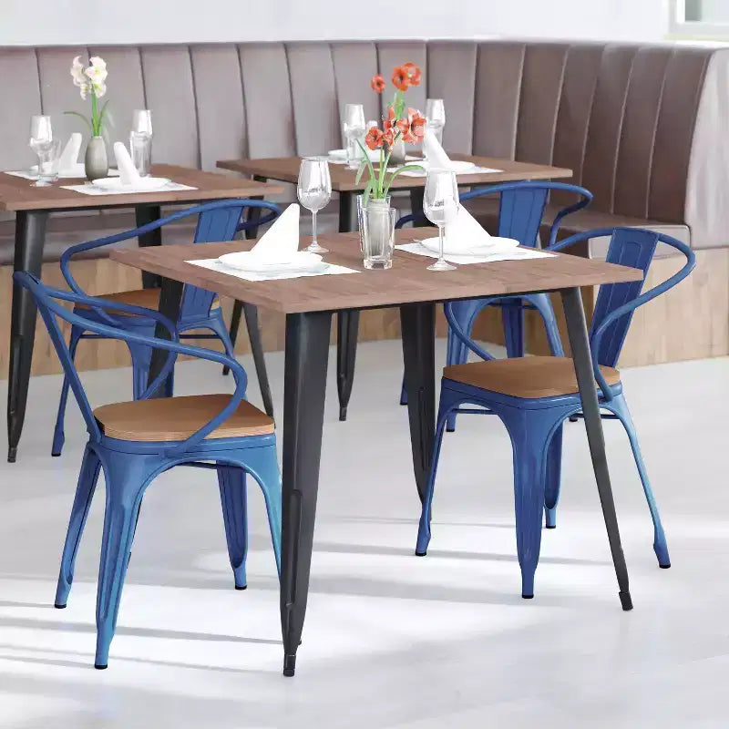 Flash Furniture Luna, sedia impilabile da interno ed esterno in metallo di livello commerciale con braccioli, seduta in polistirene per tutte le stagioni e schienale con stecche verticali