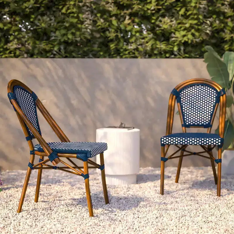 Flash Furniture Bordeaux, Set di 2 Sedie Impilabili da Bistrò Commerciale per Interni/Esterni, Schienale e Seduta in Rattan PE, Struttura in Alluminio con Stampa Effetto Bambù