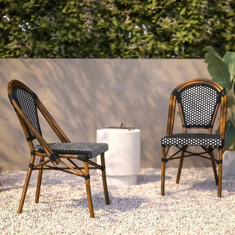Flash Furniture Bordeaux, Set di 2 Sedie Impilabili da Bistrò Commerciale per Interni/Esterni, Schienale e Seduta in Rattan PE, Struttura in Alluminio con Stampa Effetto Bambù