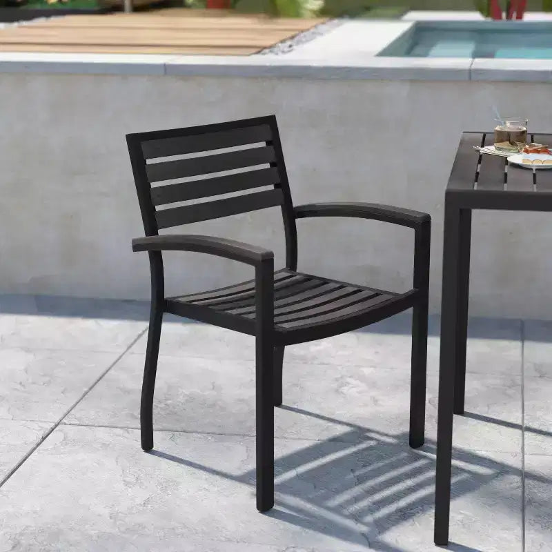 Flash Furniture Confezione da 2 Sedie Impilabili da Patio in Alluminio Nero per Tutte le Stagioni - Lamelle in Finto Teak Grigio Lavato