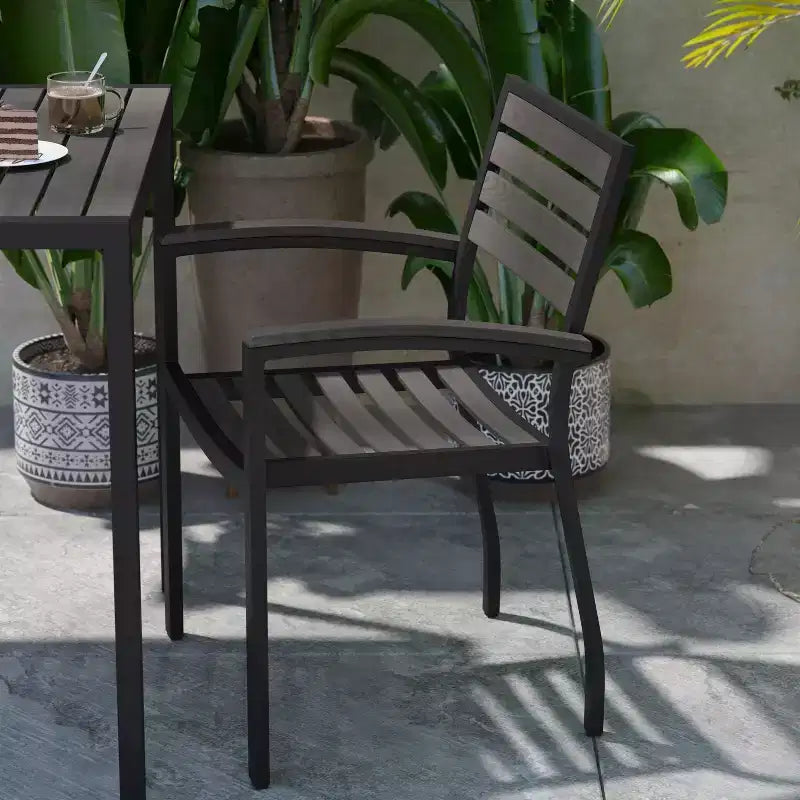 Flash Furniture Confezione da 2 Sedie Impilabili da Patio in Alluminio Nero per Tutte le Stagioni - Lamelle in Finto Teak Grigio Lavato
