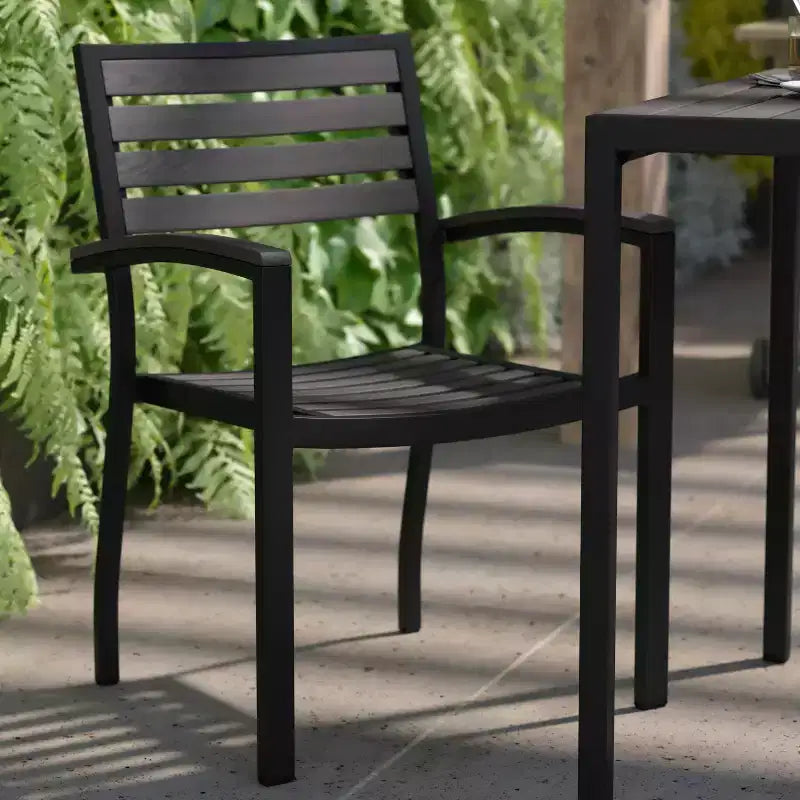 Flash Furniture Confezione da 2 Sedie Impilabili da Patio in Alluminio Nero per Tutte le Stagioni - Lamelle in Finto Teak Grigio Lavato
