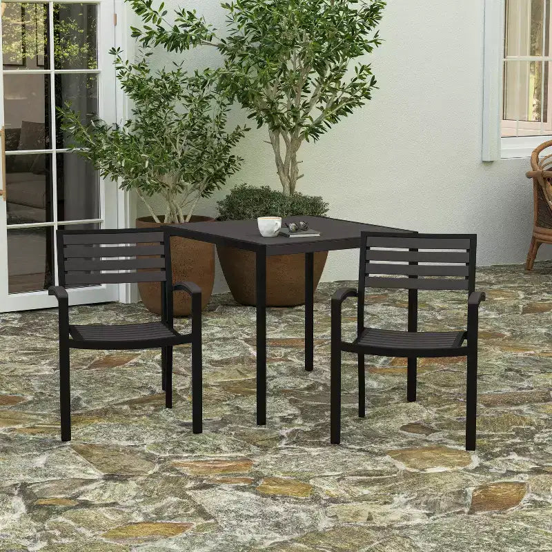 Merrick Lane, set di due sedie impilabili in alluminio con schienale e seduta a doghe effetto teak e braccioli con inserti effetto teak