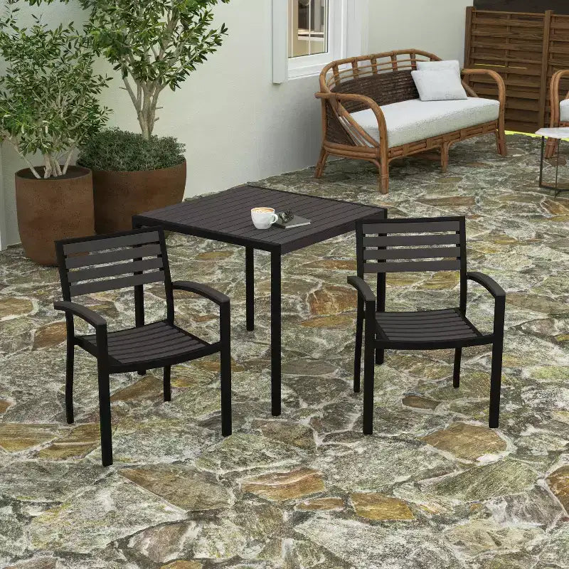 Merrick Lane, set di due sedie impilabili in alluminio con schienale e seduta a doghe effetto teak e braccioli con inserti effetto teak