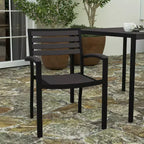 Merrick Lane, set di due sedie impilabili in alluminio con schienale e seduta a doghe effetto teak e braccioli con inserti effetto teak