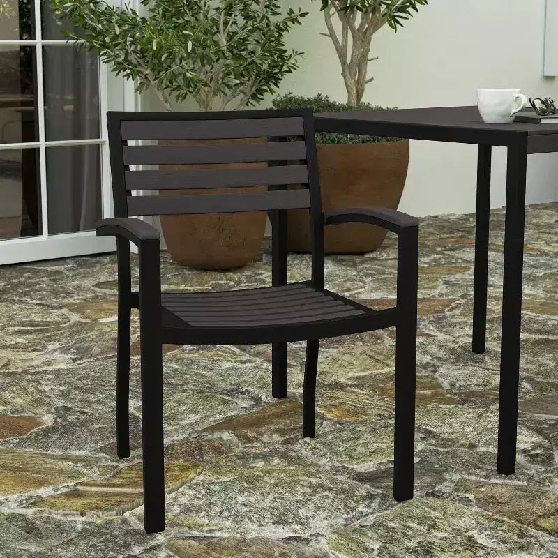 Merrick Lane, set di due sedie impilabili in alluminio con schienale e seduta a doghe effetto teak e braccioli con inserti effetto teak
