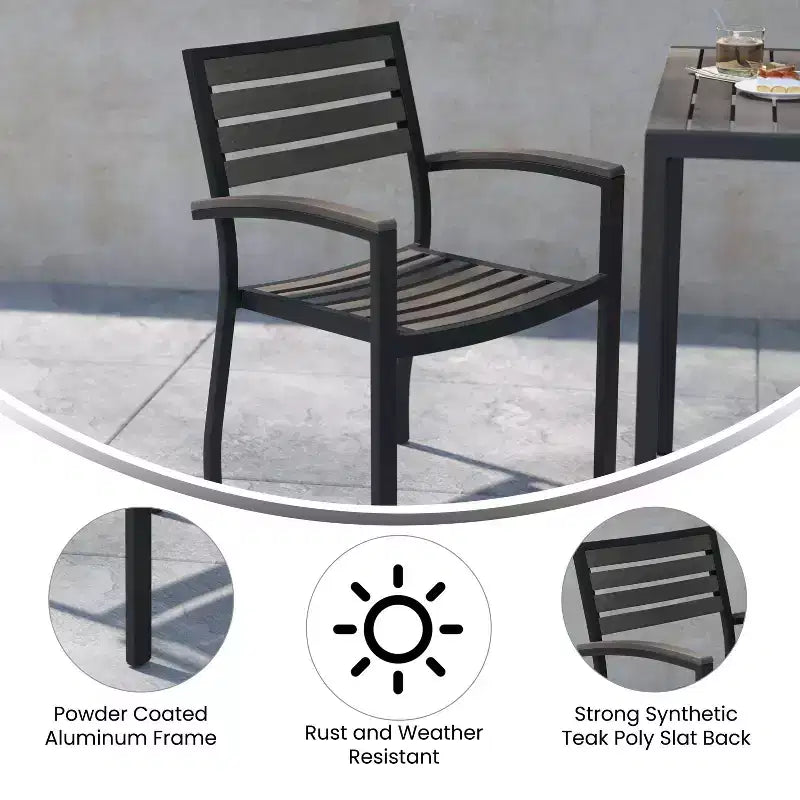 Merrick Lane, set di due sedie impilabili in alluminio con schienale e seduta a doghe effetto teak e braccioli con inserti effetto teak