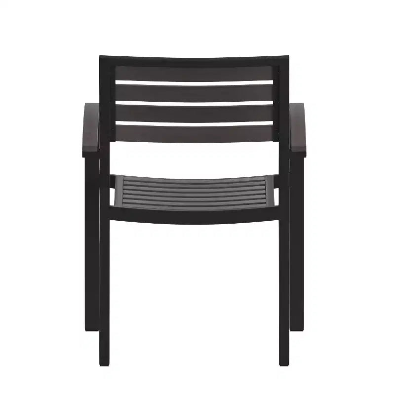 Merrick Lane, set di due sedie impilabili in alluminio con schienale e seduta a doghe effetto teak e braccioli con inserti effetto teak