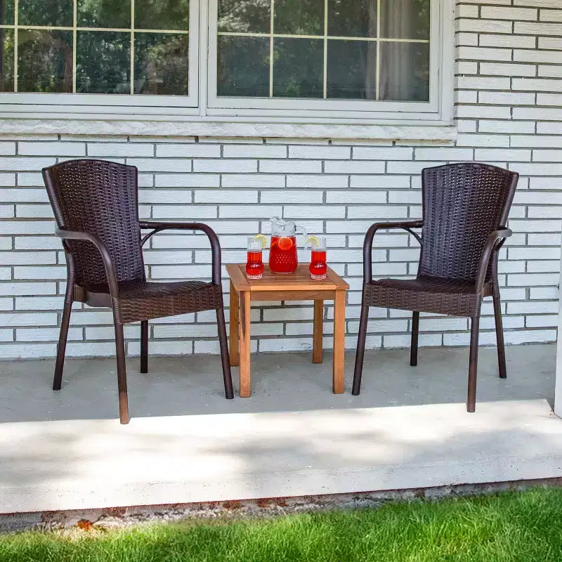 Chaise de salle à manger Sunnydaze Segesta d'extérieur/d'intérieur de qualité commerciale en plastique au design imitation bois, résistante aux intempéries