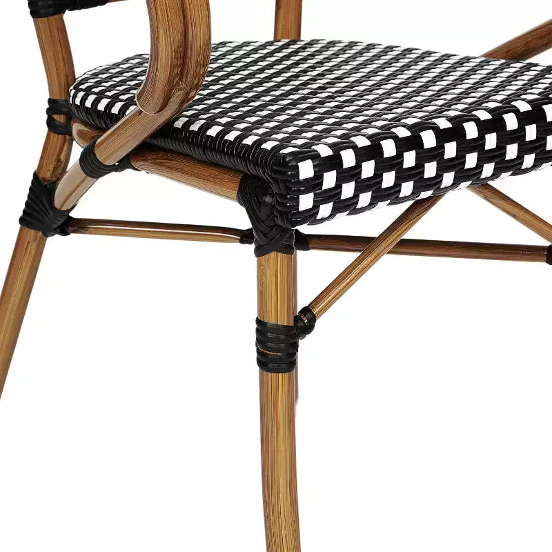 Flash Furniture Confezione da 2 Sedie Bistrò Impilabili Commerciali da Interno/Esterno Bordeaux con Braccioli, Rattan PE e Telaio in Alluminio con Stampa Effetto Bambù