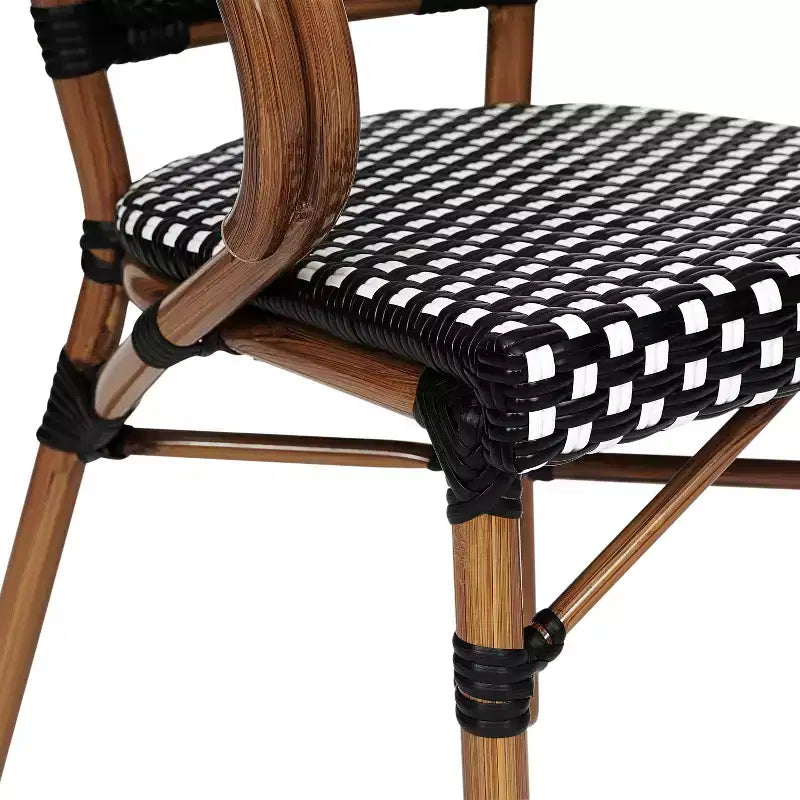 Flash Furniture Confezione da 2 Sedie Bistrò Impilabili Commerciali da Interno/Esterno Bordeaux con Braccioli, Rattan PE e Telaio in Alluminio con Stampa Effetto Bambù