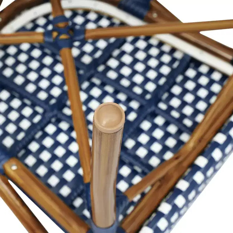 Flash Furniture Confezione da 2 Sedie Bistrò Impilabili Commerciali da Interno/Esterno Bordeaux con Braccioli, Rattan PE e Telaio in Alluminio con Stampa Effetto Bambù