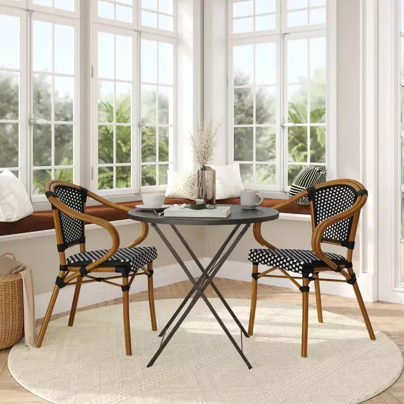 Flash Furniture Confezione da 2 Sedie Bistrò Impilabili Commerciali da Interno/Esterno Bordeaux con Braccioli, Rattan PE e Telaio in Alluminio con Stampa Effetto Bambù