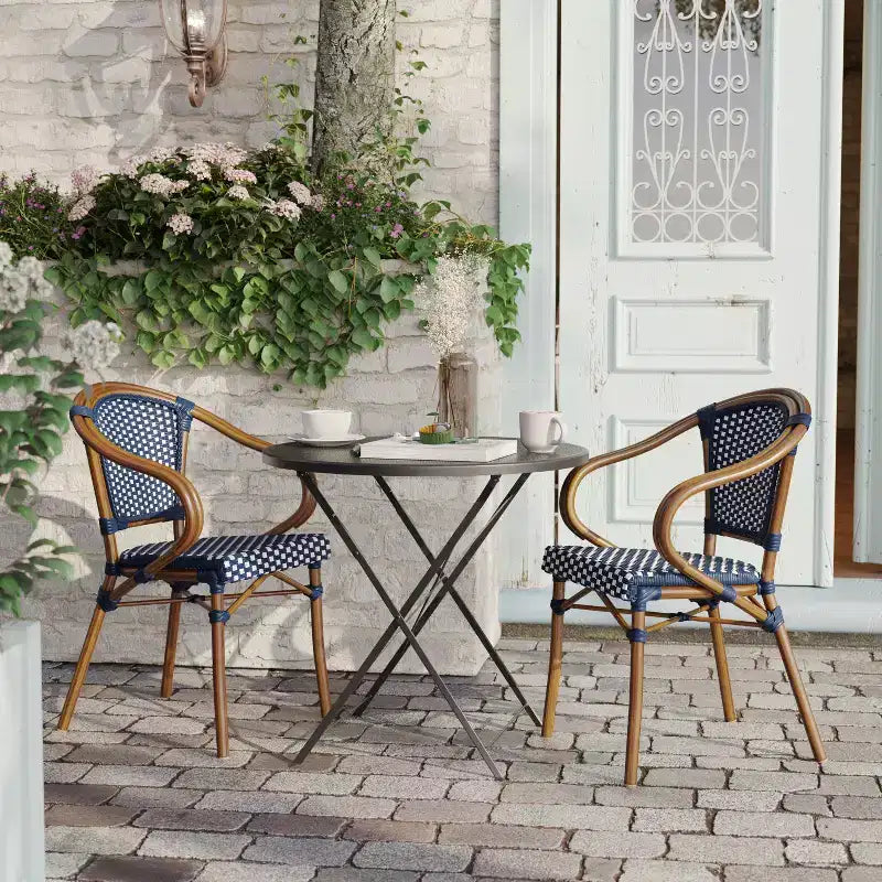 Flash Furniture Confezione da 2 Sedie Bistrò Impilabili Commerciali da Interno/Esterno Bordeaux con Braccioli, Rattan PE e Telaio in Alluminio con Stampa Effetto Bambù