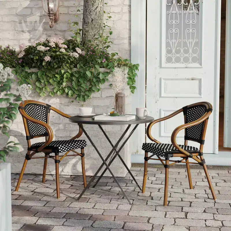 Flash Furniture Confezione da 2 Sedie Bistrò Impilabili Commerciali da Interno/Esterno Bordeaux con Braccioli, Rattan PE e Telaio in Alluminio con Stampa Effetto Bambù