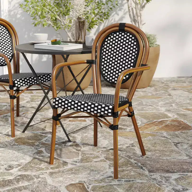 Merrick Lane Mael Set di Due Sedie Impilabili in Stile Bistrò Thonet con Braccioli, Seduta in Textilene e Telaio in Metallo con Finitura Bambù per Interni/Esterni