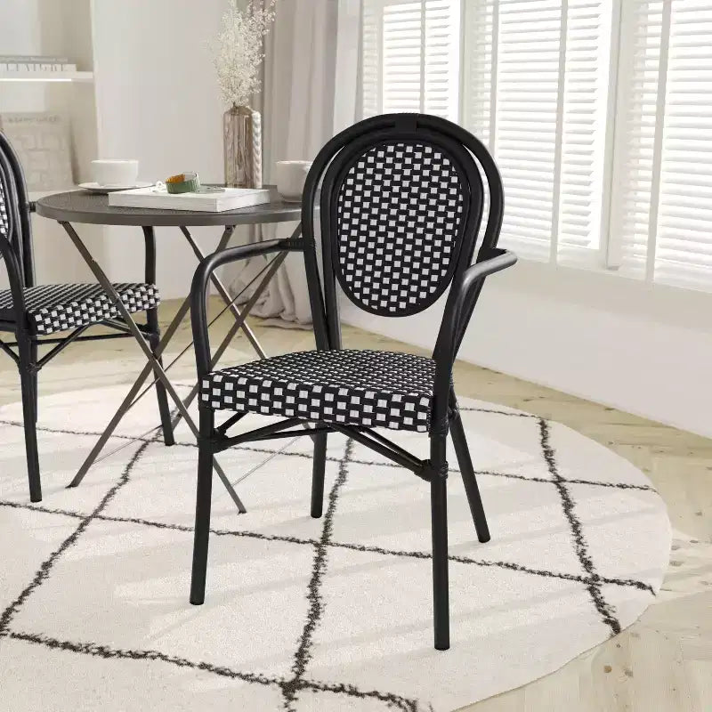 Set di due sedie impilabili in stile Thonet da interno/esterno Emma & Oliver Soie con braccioli, sedile in PE Rattan e struttura in metallo con finitura bambù