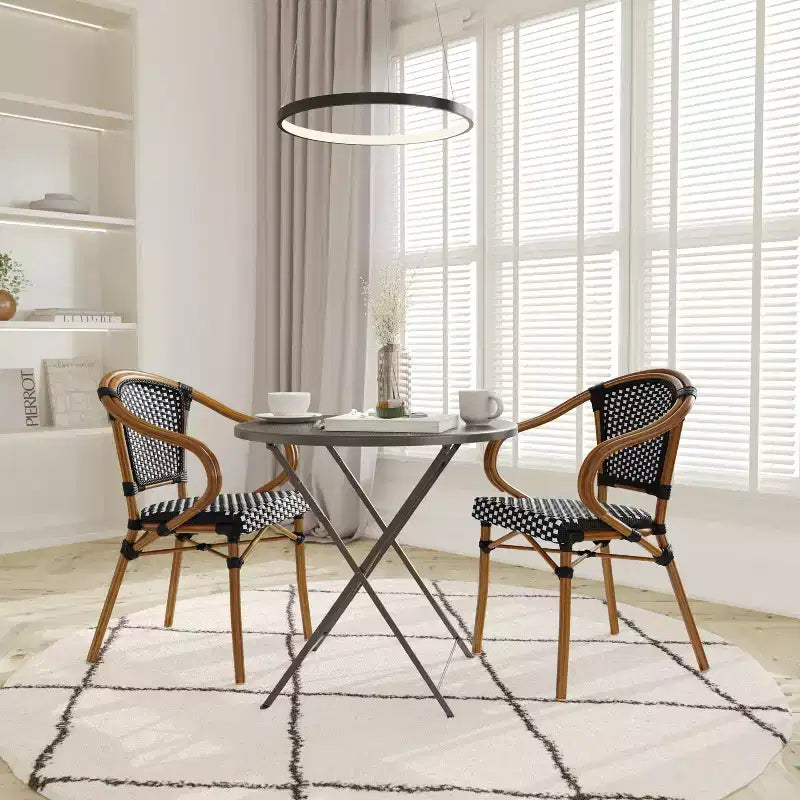 Set di due sedie impilabili in stile Thonet da interno/esterno Emma & Oliver Soie con braccioli, sedile in PE Rattan e struttura in metallo con finitura bambù