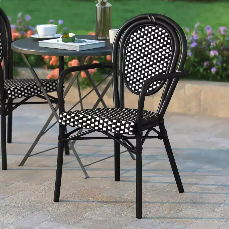 Set di due sedie impilabili in stile Thonet da interno/esterno Emma & Oliver Soie con braccioli, sedile in PE Rattan e struttura in metallo con finitura bambù