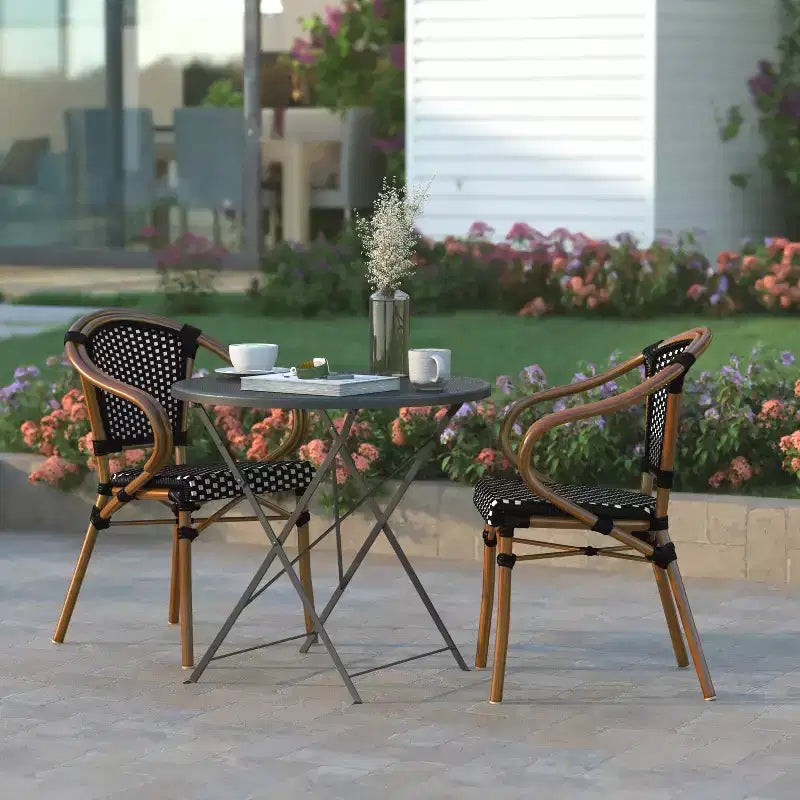 Set di due sedie impilabili in stile Thonet da interno/esterno Emma & Oliver Soie con braccioli, sedile in PE Rattan e struttura in metallo con finitura bambù