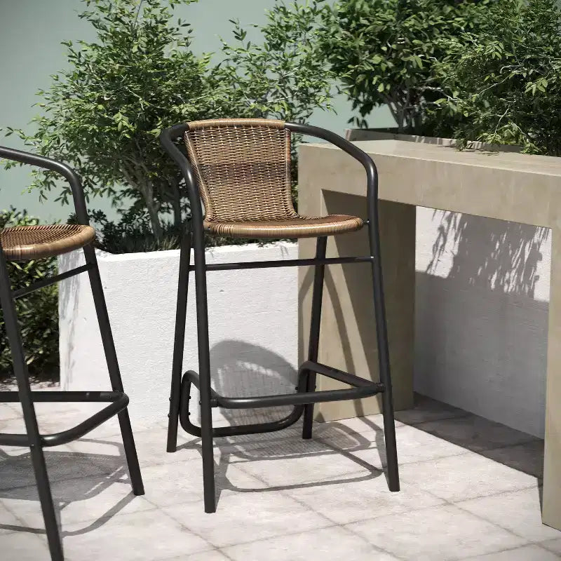 Sedia bistrot impilabile per interni/esterni Emma & Oliver Soie stile Thonet con braccioli, seduta in rattan PE e telaio in metallo con finitura bambù