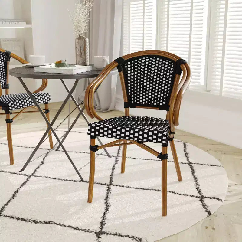 Sedia bistrot impilabile per interni/esterni Emma & Oliver Soie stile Thonet con braccioli, seduta in rattan PE e telaio in metallo con finitura bambù