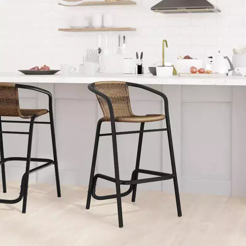 Sedia bistrot impilabile per interni/esterni Emma & Oliver Soie stile Thonet con braccioli, seduta in rattan PE e telaio in metallo con finitura bambù