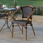 Sedia bistrot impilabile per interni/esterni Emma & Oliver Soie stile Thonet con braccioli, seduta in rattan PE e telaio in metallo con finitura bambù