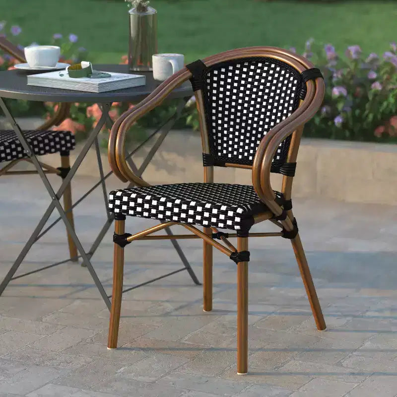 Sedia bistrot impilabile per interni/esterni Emma & Oliver Soie stile Thonet con braccioli, seduta in rattan PE e telaio in metallo con finitura bambù