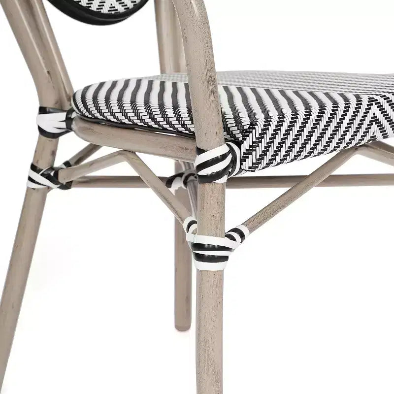 Merrick Lane Mael Set di Quattro Sedie Impilabili in Stile Bistrò Thonet con Braccioli, Seduta in Textilene e Struttura in Metallo Finitura Bambù per Interni/Esterni