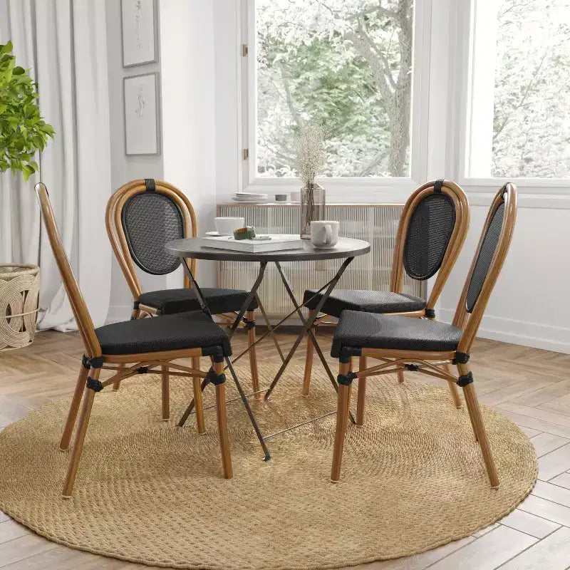 Merrick Lane Mael Set di Quattro Sedie Impilabili in Stile Bistrò Thonet con Braccioli, Seduta in Textilene e Struttura in Metallo Finitura Bambù per Interni/Esterni