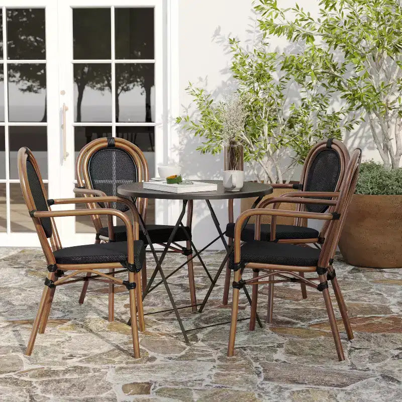 Merrick Lane Mael Set di Quattro Sedie Impilabili in Stile Bistrò Thonet con Braccioli, Seduta in Textilene e Struttura in Metallo Finitura Bambù per Interni/Esterni