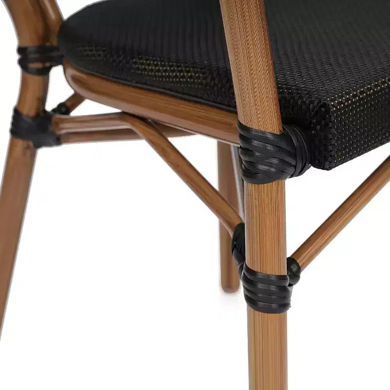 Merrick Lane Mael Set di Quattro Sedie Impilabili in Stile Bistrò Thonet con Braccioli, Seduta in Textilene e Struttura in Metallo Finitura Bambù per Interni/Esterni