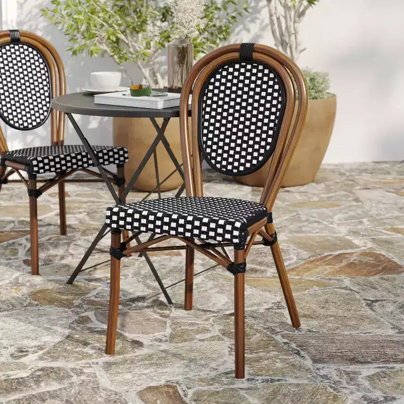 Merrick Lane Sacha - Set di due sedie impilabili in stile bistrot Thonet con braccioli, seduta in rattan PE e struttura in metallo effetto bambù per uso interno/esterno