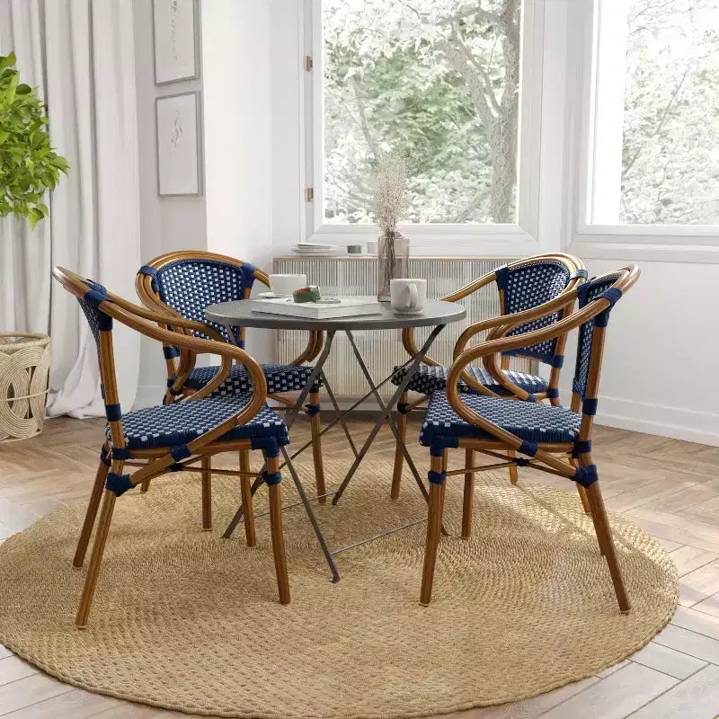 Merrick Lane Sacha Set di Quattro Sedie Impilabili Stile Thonet con Braccioli, Seduta in Rattan PE e Struttura in Metallo Effetto Bambù per Interni/Esterni