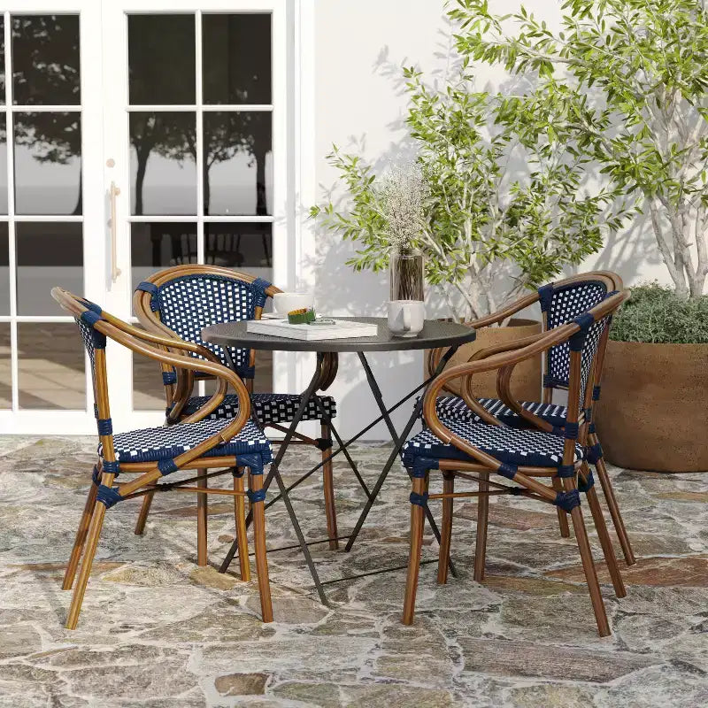 Merrick Lane Sacha Set di Quattro Sedie Impilabili Stile Thonet con Braccioli, Seduta in Rattan PE e Struttura in Metallo Effetto Bambù per Interni/Esterni