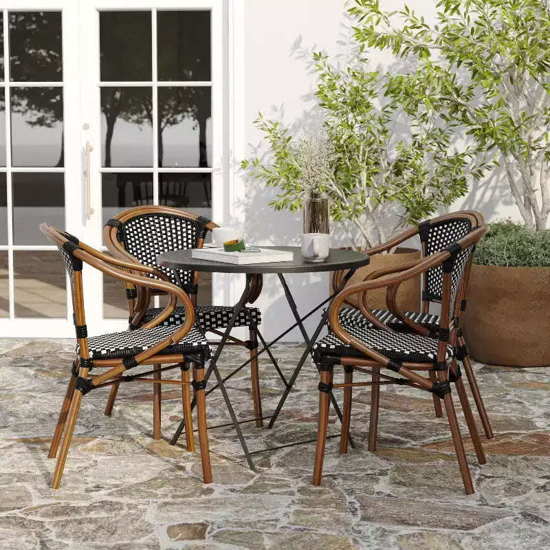 Merrick Lane Sacha Set di Quattro Sedie Impilabili Stile Thonet con Braccioli, Seduta in Rattan PE e Struttura in Metallo Effetto Bambù per Interni/Esterni