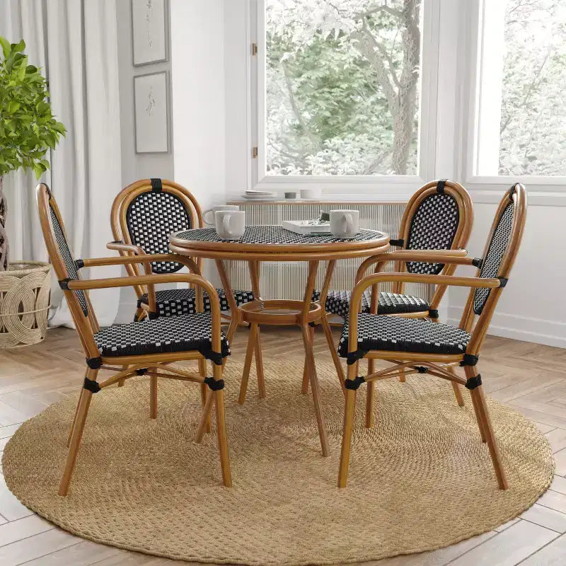Merrick Lane Celia Set di quattro sedie impilabili in stile bistrot Thonet con braccioli, seduta in rattan PE e telaio in metallo per uso interno/esterno
