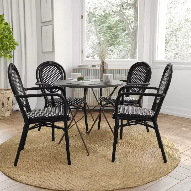 Merrick Lane Celia Set di quattro sedie impilabili in stile bistrot Thonet con braccioli, seduta in rattan PE e telaio in metallo per uso interno/esterno
