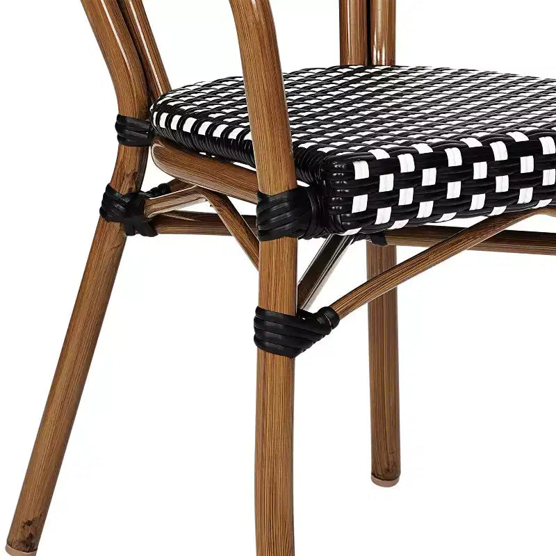 Merrick Lane Celia Set di quattro sedie impilabili in stile bistrot Thonet con braccioli, seduta in rattan PE e telaio in metallo per uso interno/esterno