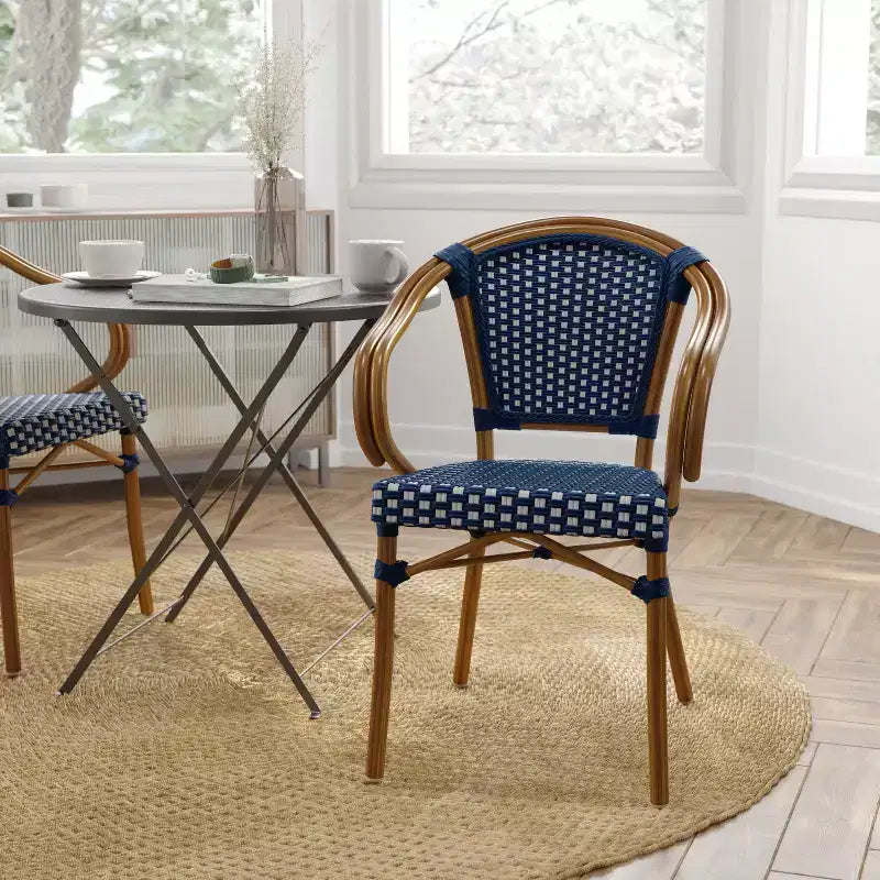 Merrick Lane Sacha Sedia impilabile in stile Thonet Bistro con braccioli, seduta in rattan PE e telaio in metallo con finitura effetto bambù per uso interno/esterno