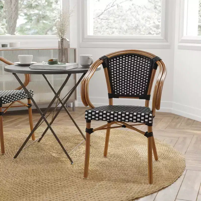 Merrick Lane Sacha Sedia impilabile in stile Thonet Bistro con braccioli, seduta in rattan PE e telaio in metallo con finitura effetto bambù per uso interno/esterno